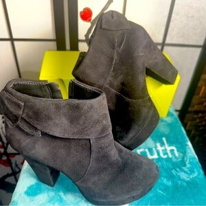 PRE-OWNED Gianni Bini Suede Ankle Booties w/chunky heel & bow!